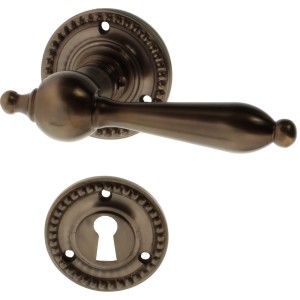 Ferrure de porte de chambre en laiton époque fondatrice forme élancée de taille moyenne,grand